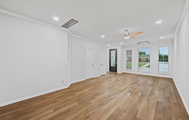 Gorgeous 4 Bedroom House With Two Primary Bedrooms!