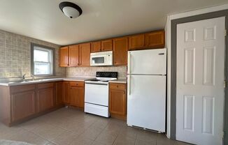 2 beds, 1 bath, $1,050, Unit Apt 3