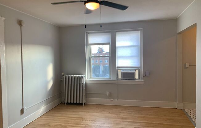 Studio, 1 bath, 300 sqft, $1,550, Unit Unit 611