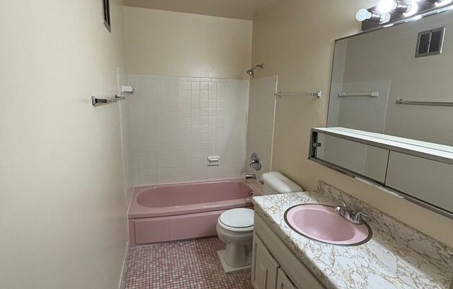 1 bed, 1 bath, 700 sqft, $899, Unit Custer-204