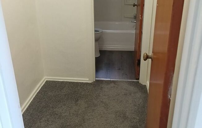 Studio, 1 bath, 350 sqft, $700