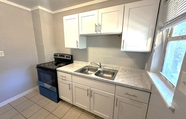 CUTE 2/1 Townhouse w/ New Paint, New Cabinets and Countertops, New Stainless Steel Appliance, Tile Floors Throughout, Walk to FSU and Nightlife! $995/month Available Now!