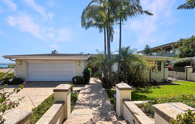 Gorgeous 3BD/2BA House in Pacific Beach W/ Central A/C, W/D, Bay Views, and Waterfall Jacuzzi!