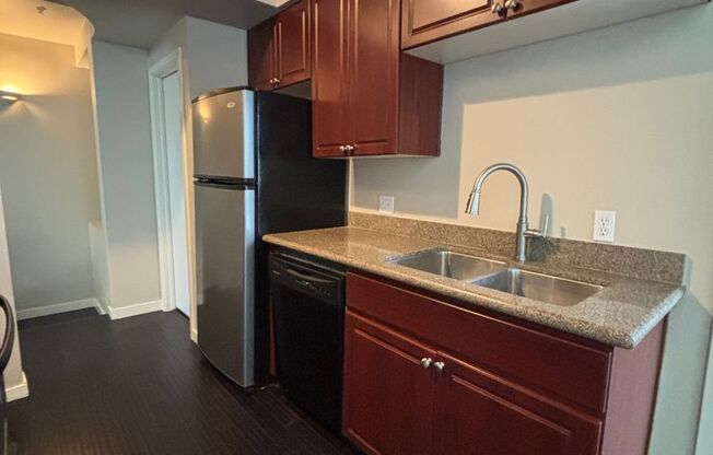 3 beds, 2 baths, $1,900, Unit # 2101
