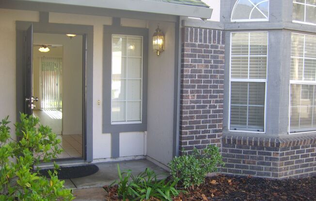 Lovely home near shopping, E.G. schools and parks