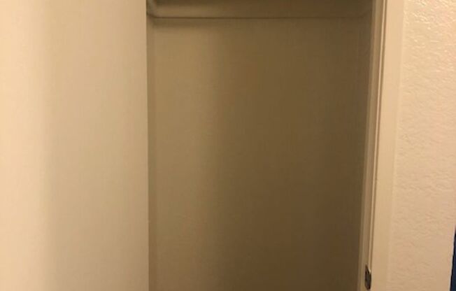 2 beds, 1 bath, 825 sqft, $1,300, Unit 124