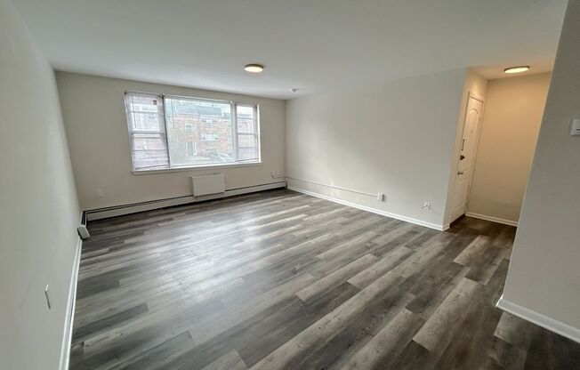 2 beds, 1 bath, 925 sqft, $1,469, Unit B04