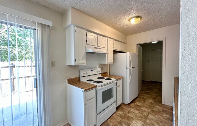 2 beds, 1 bath, 1,030 sqft, $850, Unit B