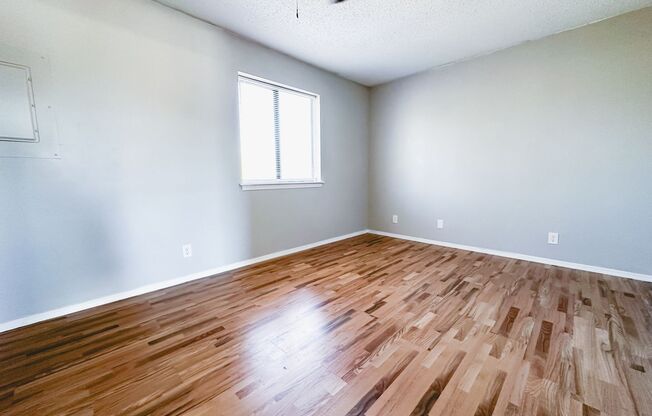 1 bed, 1 bath, 480 sqft, $825, Unit 1045 Happy Hollow #4 Upstairs