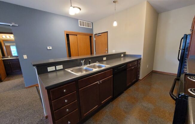 2 beds, 1 bath, $1,050, Unit 109