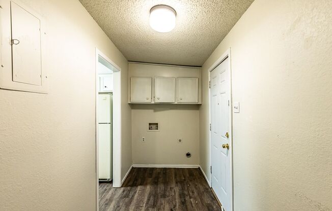 2 beds, 1 bath, 1,143 sqft, $800, Unit A