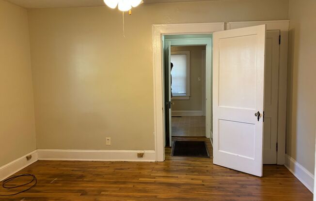 Cute 1BR/1BA Duplex Near UNCG!