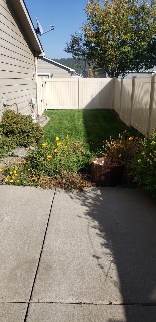 Liberty Lake Community-Rocky Hill 3 bedroom 2.5 bath townhome end unit with fenced in side yard.