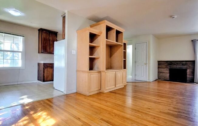 Single Story 3bd House w/Laundry, Central Heating & A/C