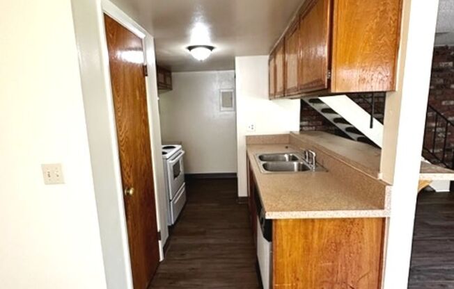 2 beds, 1 bath, $2,595