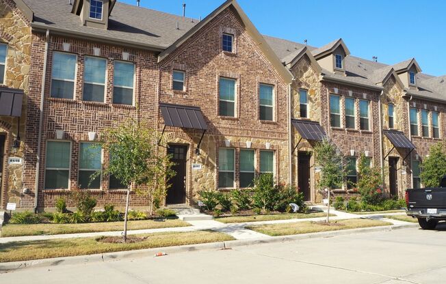 4 Bed- 3.5 bath Townhome in The Colony