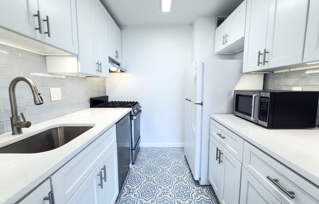 Sun filled top Floor Junior One Bedroom near Downtown Silver Spring