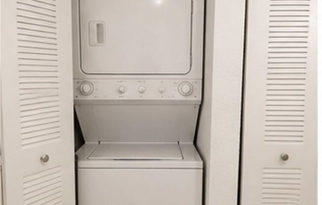 3 beds, 2 baths, 1,079 sqft, $2,600, Unit 13770-204