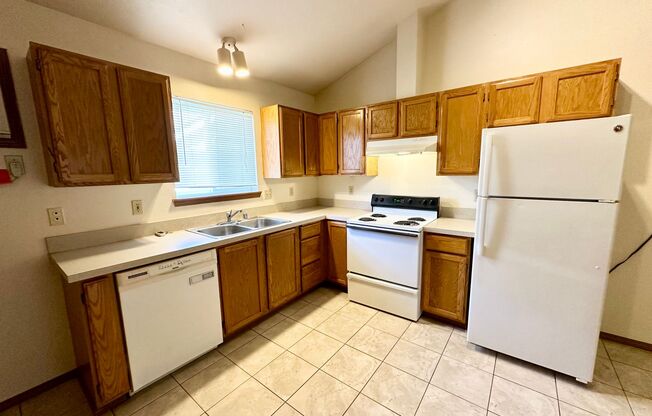 3 beds, 2 baths, 1,040 sqft, $1,350, Unit A