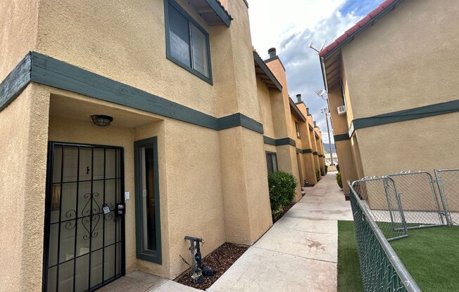 2 beds, 1.5 baths, $1,595, Unit Unit G