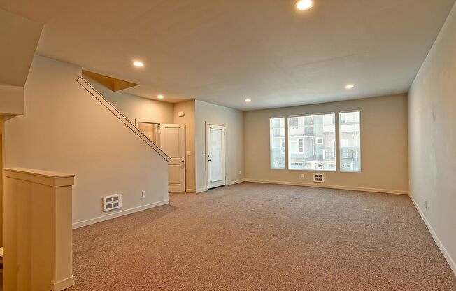 Spacious End Unit Townhome - 2 Primary Ensuite Bedrooms
