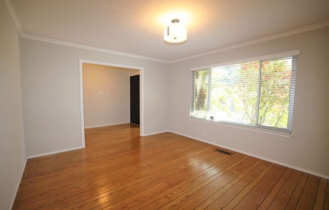 Spacious 4 bed/3 bath house near Downtown Burlingame available NOW!