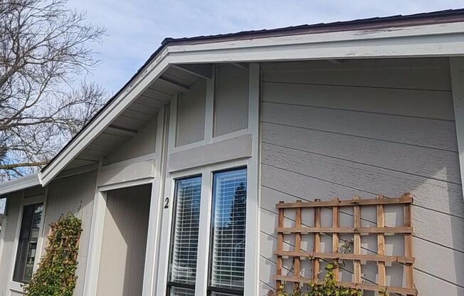 Adorable 2/2 Pocket Area Half-Plex!  PLEASE READ BELOW AD FOR VIEWINGS