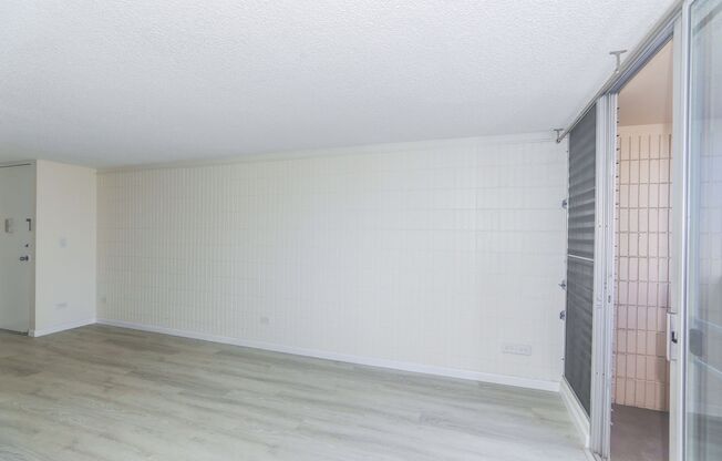 Sunset Lakeview - Fully renovated 3 bedroom, 2 bath on lower floor comes with tandem parking for 2 cars.