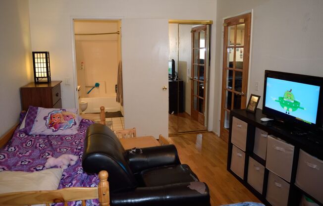 Oxnard Condominium 1 Bedroom 1 Bathroom private garage
