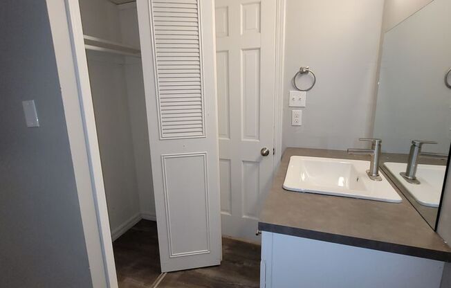 2 beds, 2 baths, 925 sqft, $1,300, Unit 122