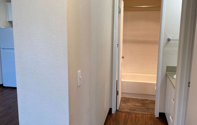 2 beds, 1 bath, 720 sqft, $1,825, Unit 321