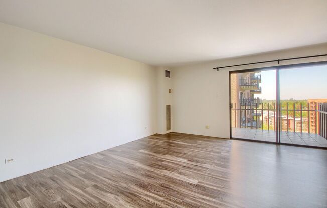 Gorgeous highrise apartment in Washington Park!