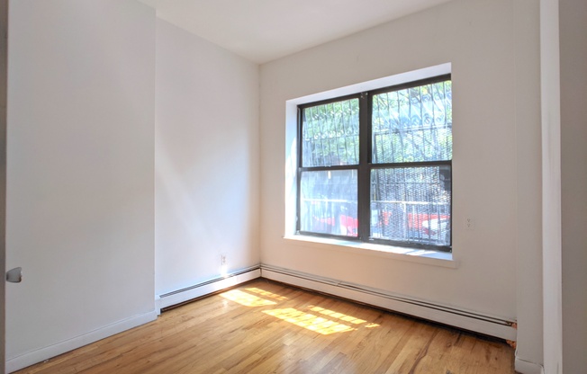 2 beds, 1 bath, $2,950, Unit 5