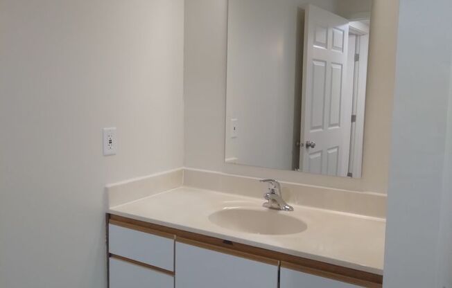 1 bed, 1 bath, 784 sqft, $1,200, Unit 119