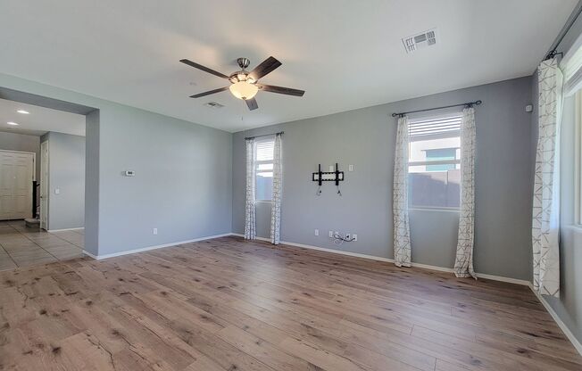 SOLAR! Newer flooring and a gorgeous kitchen in Sienna Hills!