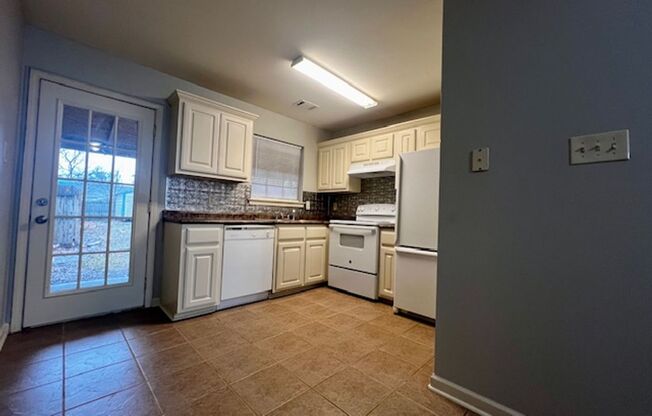 2 beds, 1 bath, 975 sqft, $975