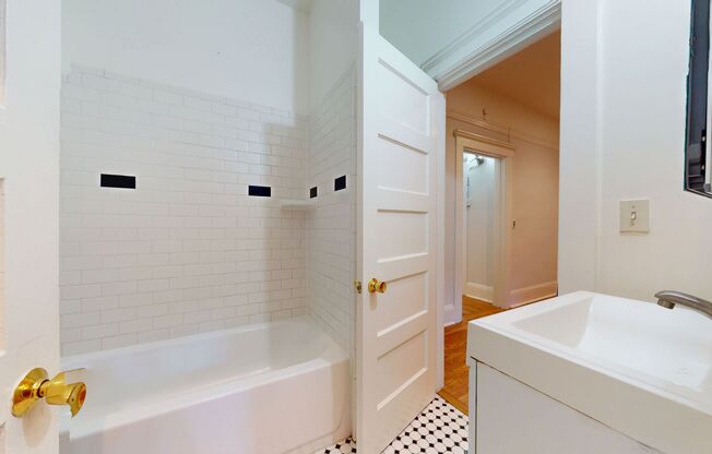 Studio, 1 bath, 373 sqft, $1,650, Unit 002