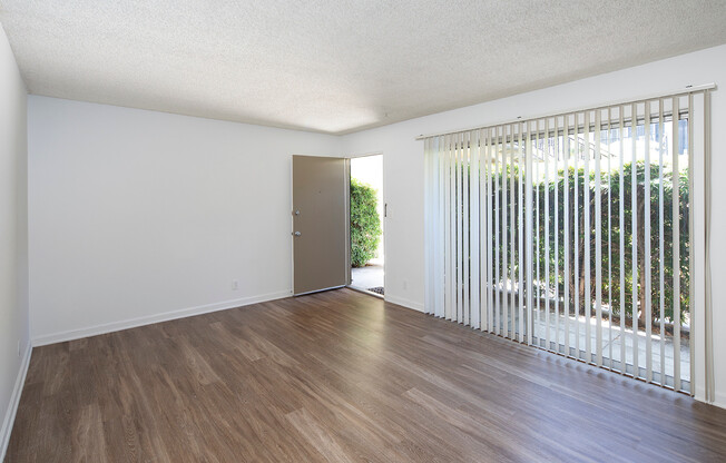 1BR in Pacific Beach with Parking, Patio, and Onsite Laundry!