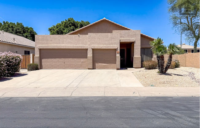 3Bed/2Bath House at N 59th Ave/Union Hills! Ready for Immediate Move-In! -- 3 CAR GARAGE! PRIVATE POOL!