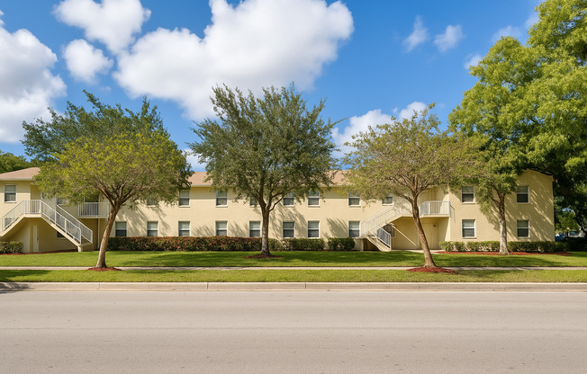 Lakeview Apartments - 5911 SW 41 St