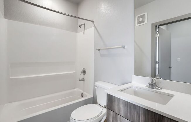 3 beds, 3 baths, 900 sqft, $2,400, Unit 204