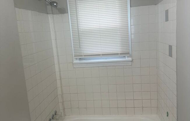 A beautiful newly renovated 3 Bed, 1 full bath on the Eastside! Close to Downtown!