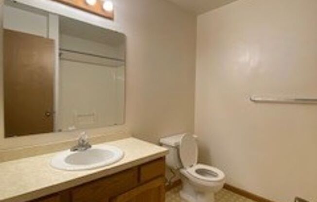 2 beds, 1 bath, $895, Unit APT. 3