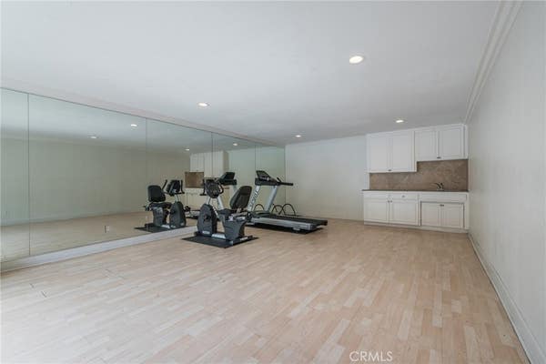 7045 WOODLEY AVE