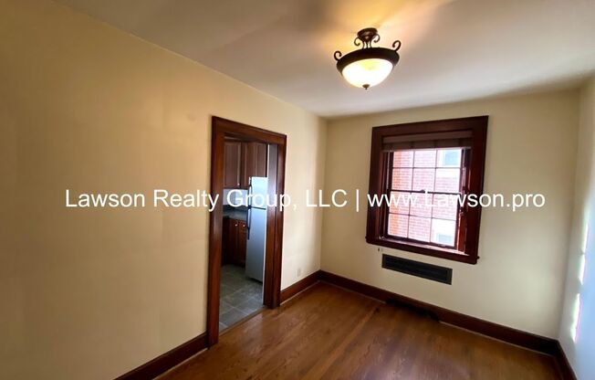 2 beds, 1 bath, 900 sqft, $1,275, Unit BensonFranklin - 04