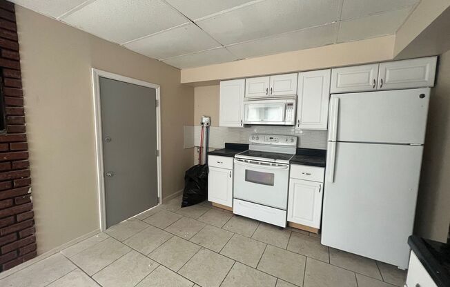 1 bed, 1 bath, $950, Unit North