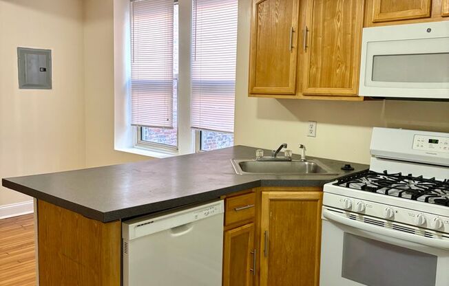 3 beds, 1 bath, 1,400 sqft, $1,595, Unit 4532-B15