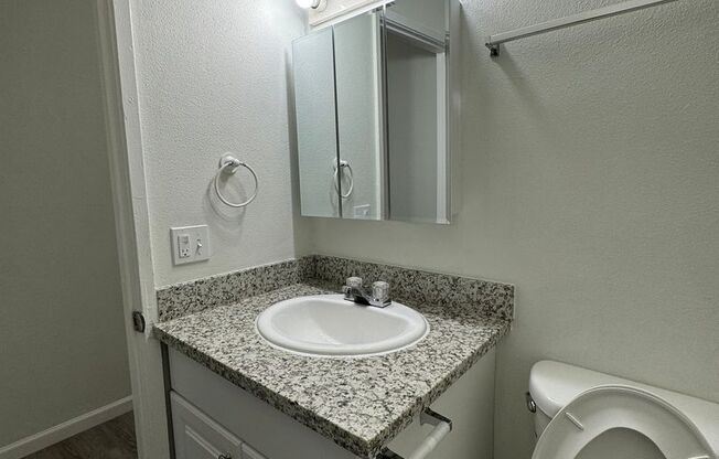 2 beds, 1 bath, 682 sqft, $1,300, Unit 35