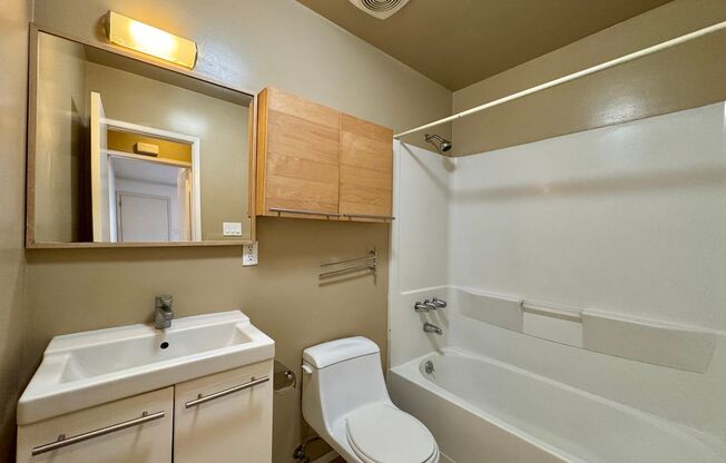 2 beds, 2 baths, $2,095, Unit Unit 212