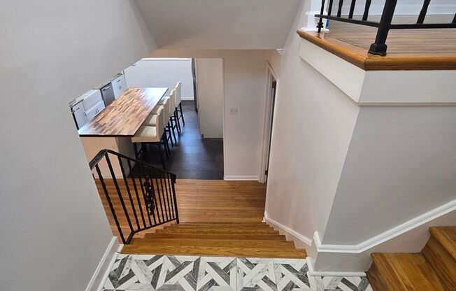 Spacious detached home walking distance to Metro